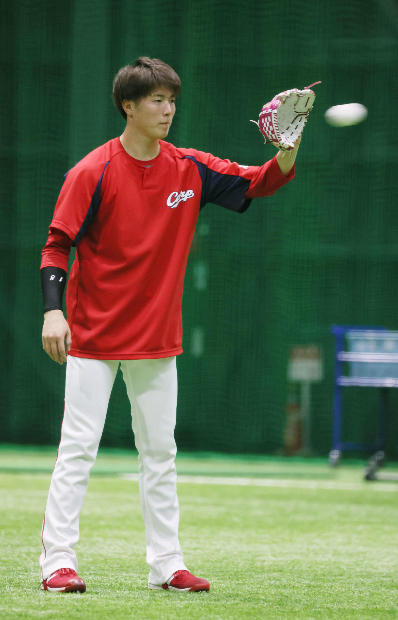 広島投手指名練習　キャッチボールをする森下（撮影・加藤孝規）