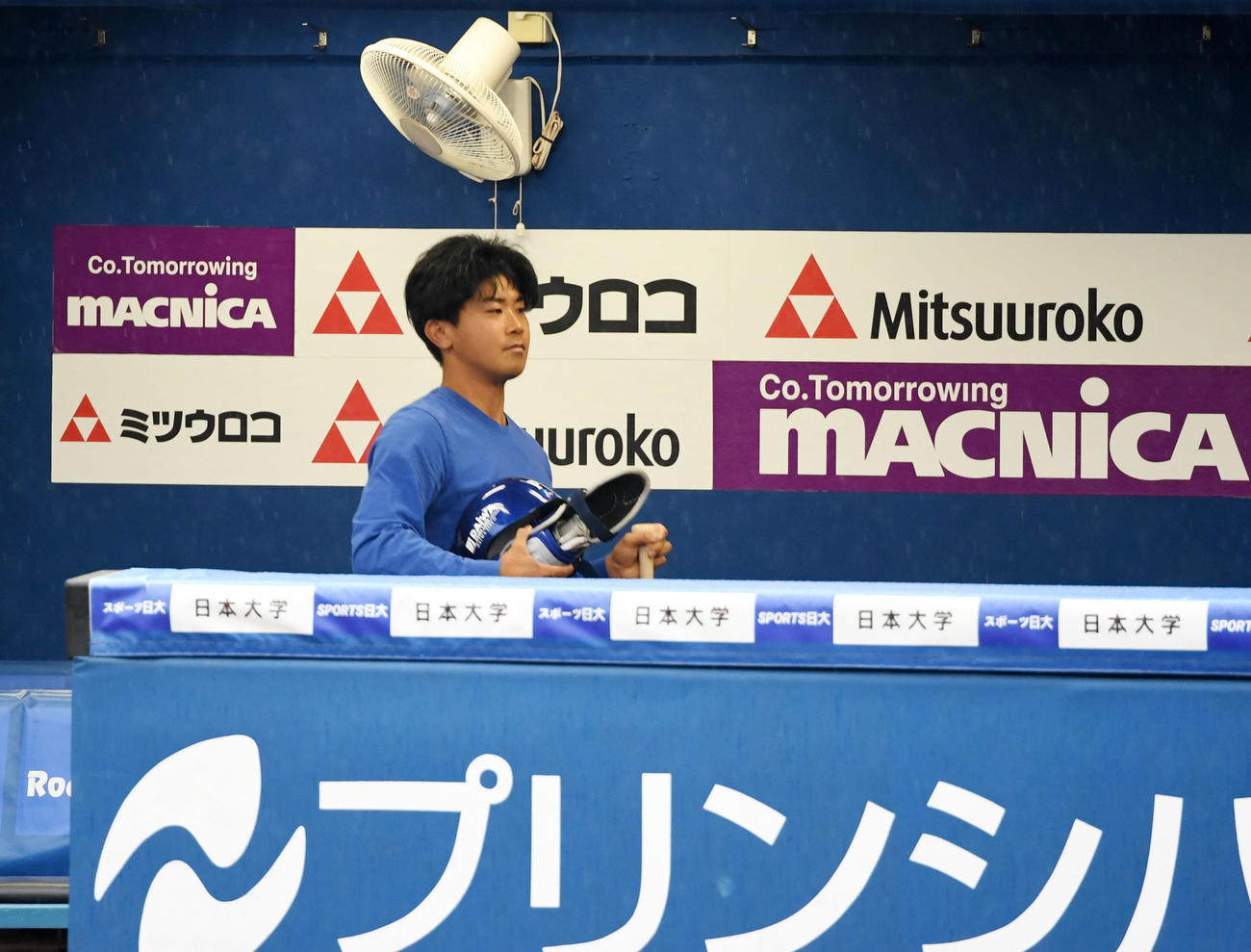 中止が決まり、引き揚げるDeNA今永（撮影・横山健太）