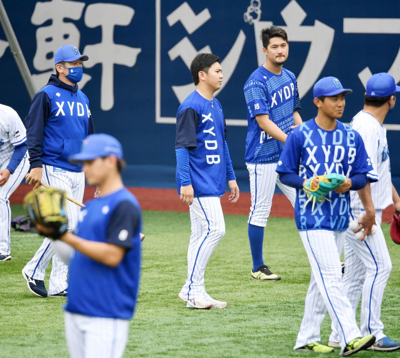 DeNA対中日　キャッチボールを終え引き揚げるDeNA今永（右）。左は三浦監督（撮影・横山健太）