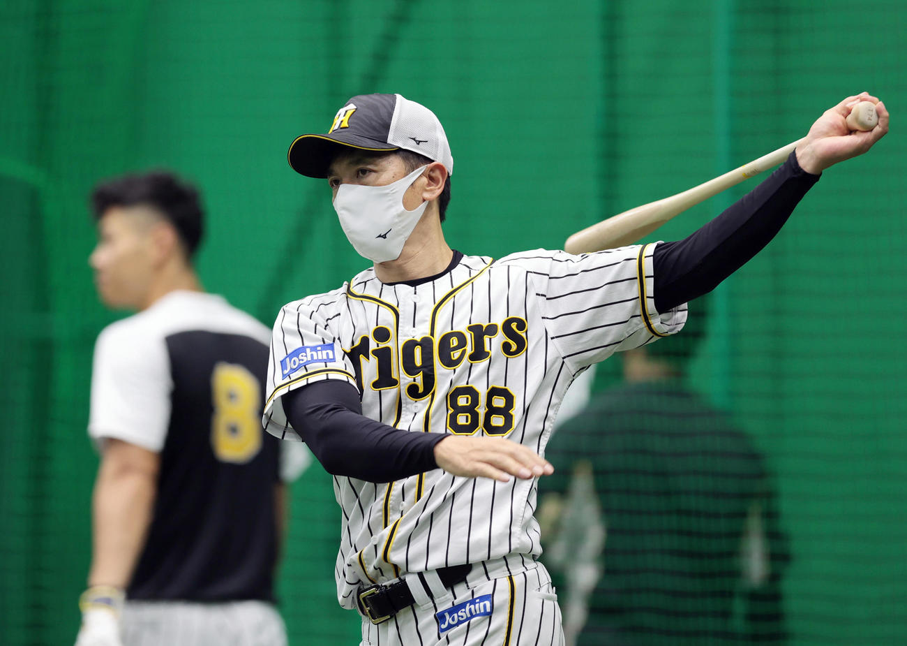 室内練習場で素振りする阪神矢野監督（2021年5月20日撮影）