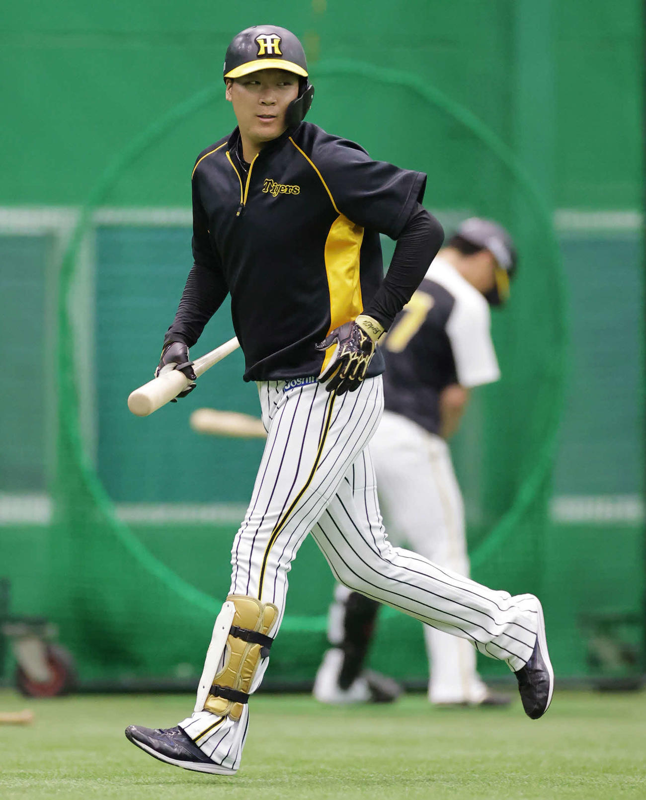 16日、打撃練習を行う大山