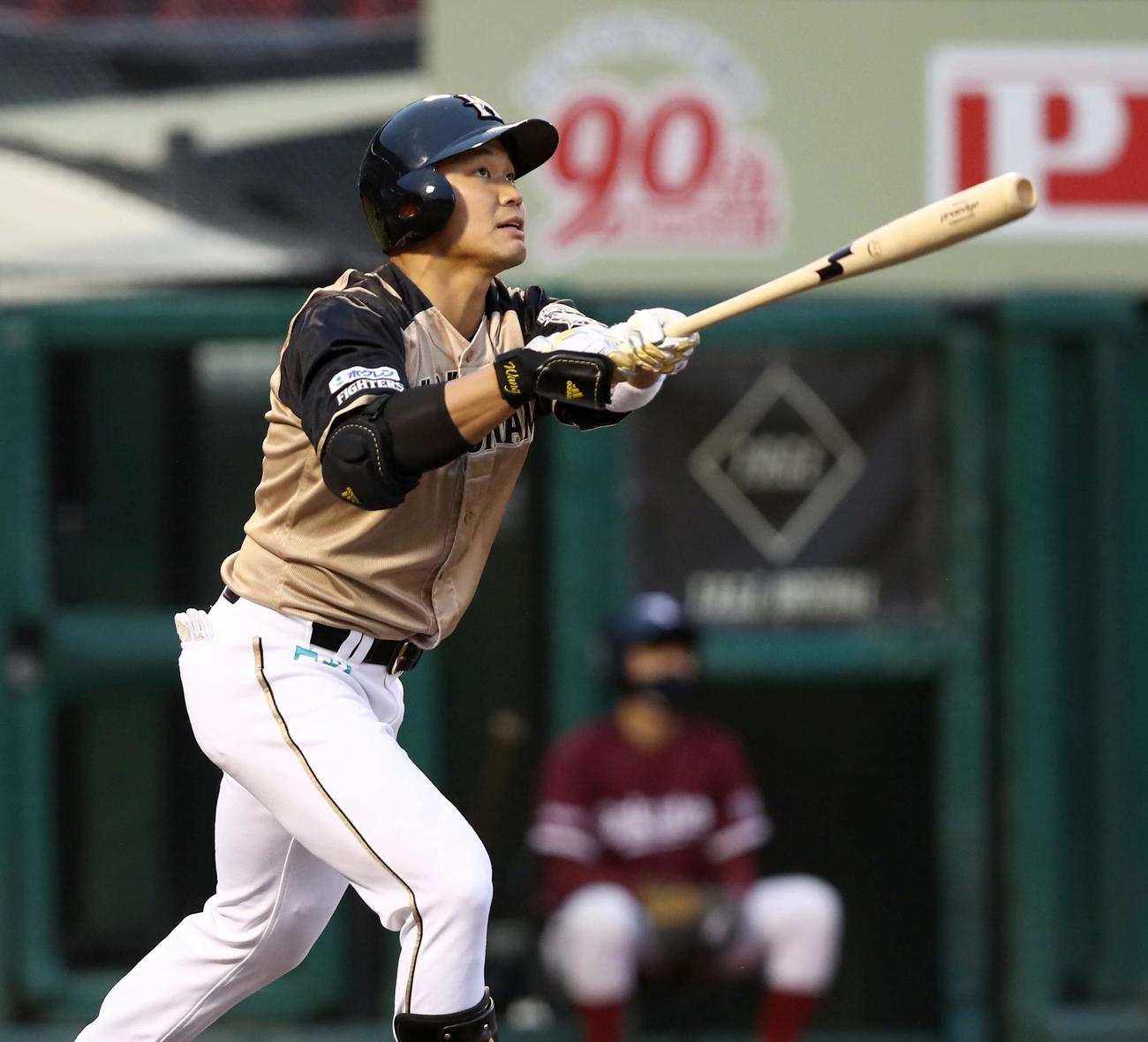 楽天対日本ハム　2回表日本ハム無死、右越え本塁打を放つ王柏融（撮影・黒川智章）
