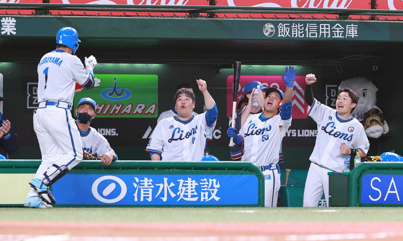 西武対ソフトバンク　6回裏西武無死、栗山（手前）が中越え本塁打を放ち、ガッツポーズで迎える中村（中央）ら西武ナイン（撮影・浅見桂子）