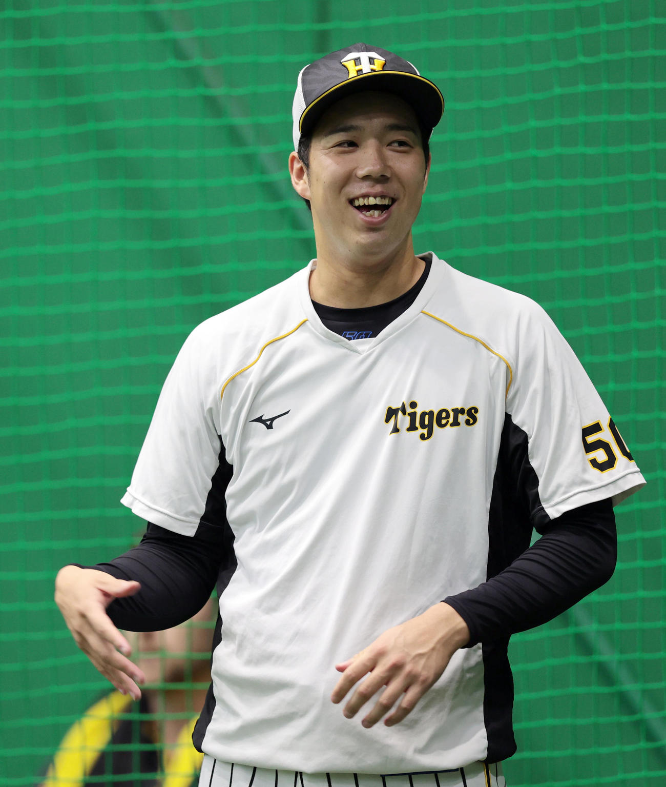 阪神対ヤクルト　室内練習場で笑顔を見せる阪神青柳晃洋（撮影・前田充）