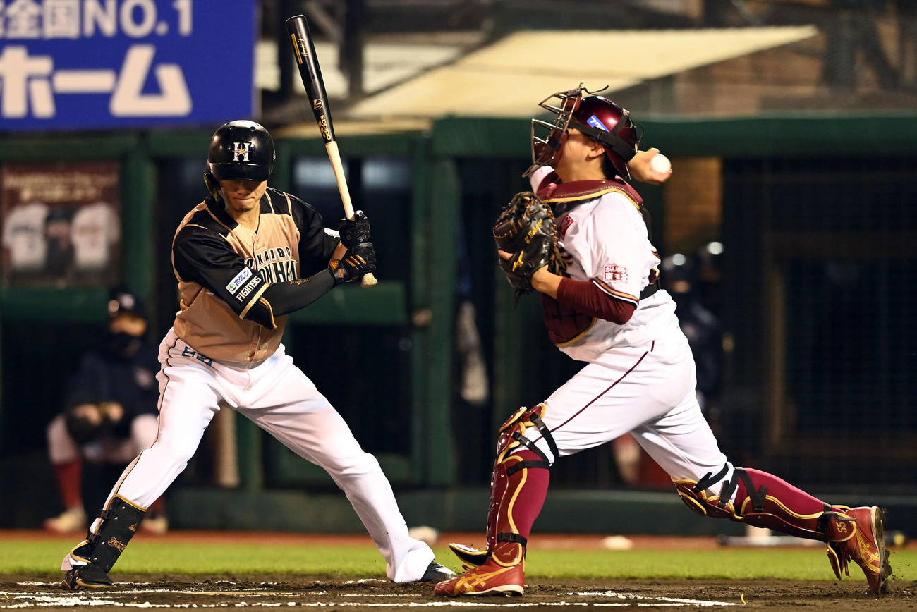 楽天対日本ハム　5回表日本ハム無死一塁、打者西川のとき、一走五十幡の二盗を阻止する捕手田中貴（撮影・たえ見朱実）
