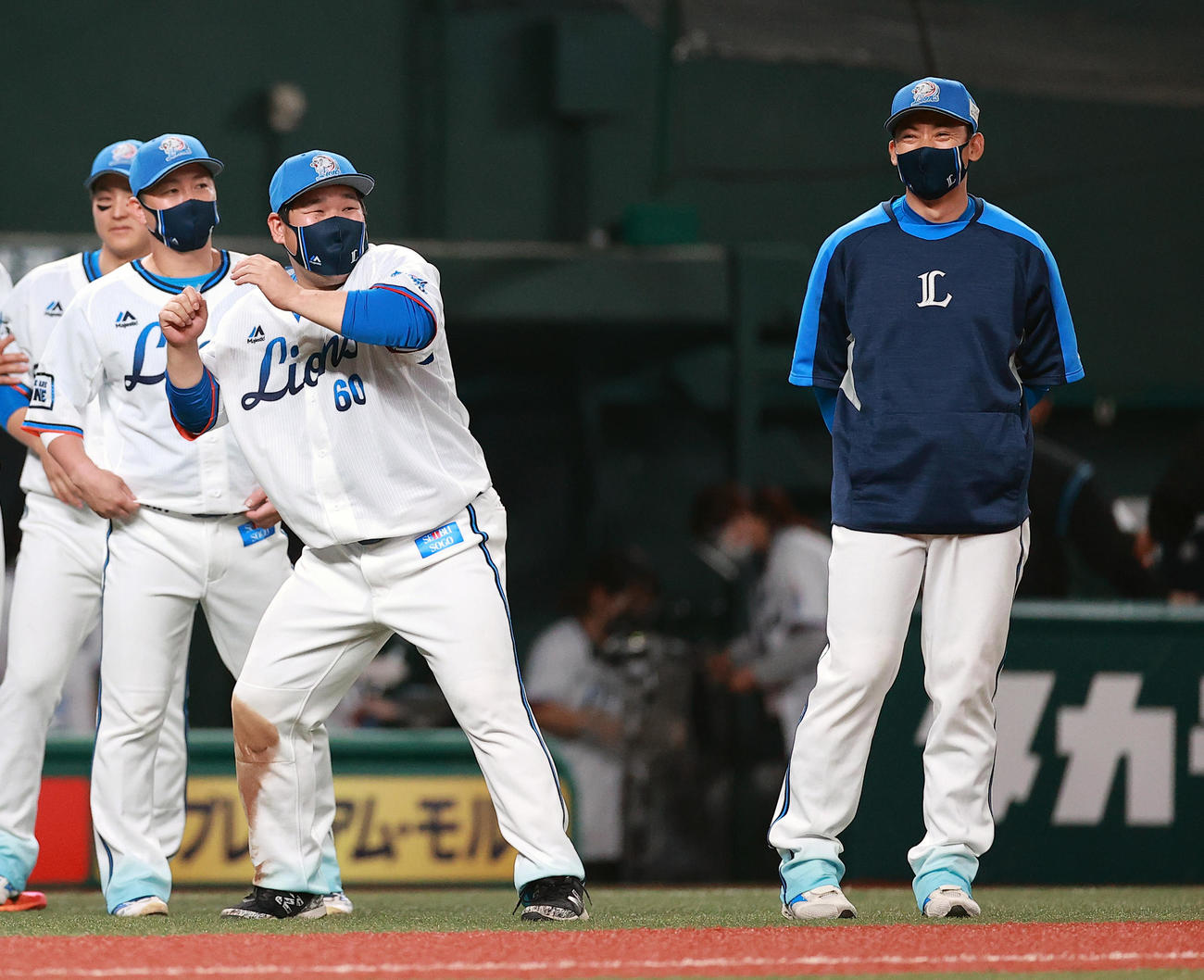 中村が送球のジェスチャーをする横で爆笑する栗山（撮影・浅見桂子）