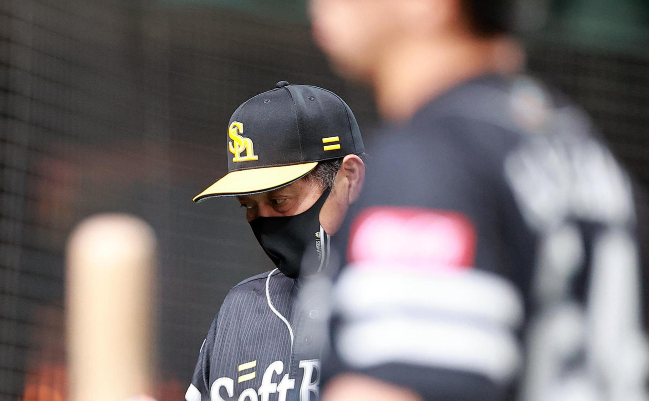 西武対ソフトバンク　7回表ソフトバンク1死三塁、代打長谷川（手前）が三塁ゴロに倒れ、うつむく工藤監督（撮影・浅見桂子）