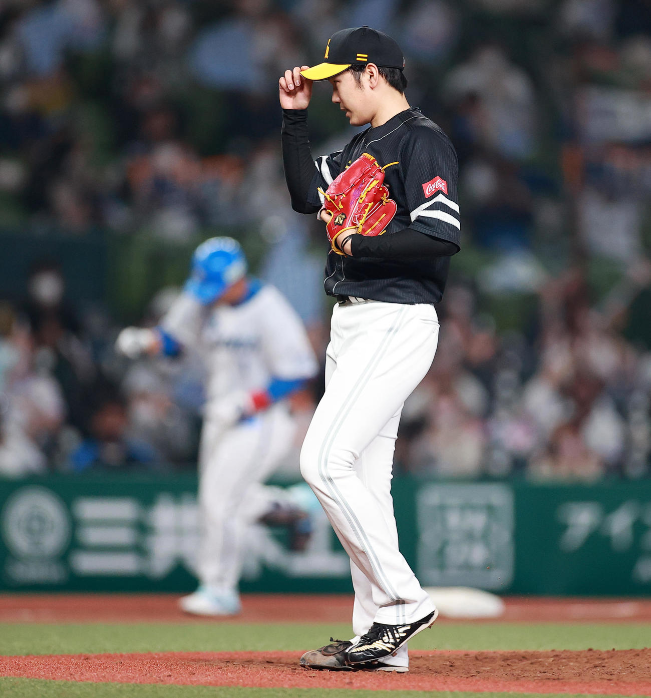 西武対ソフトバンク　6回裏西武無死、栗山（後方）に中越え本塁打を許した石川（撮影・浅見桂子）
