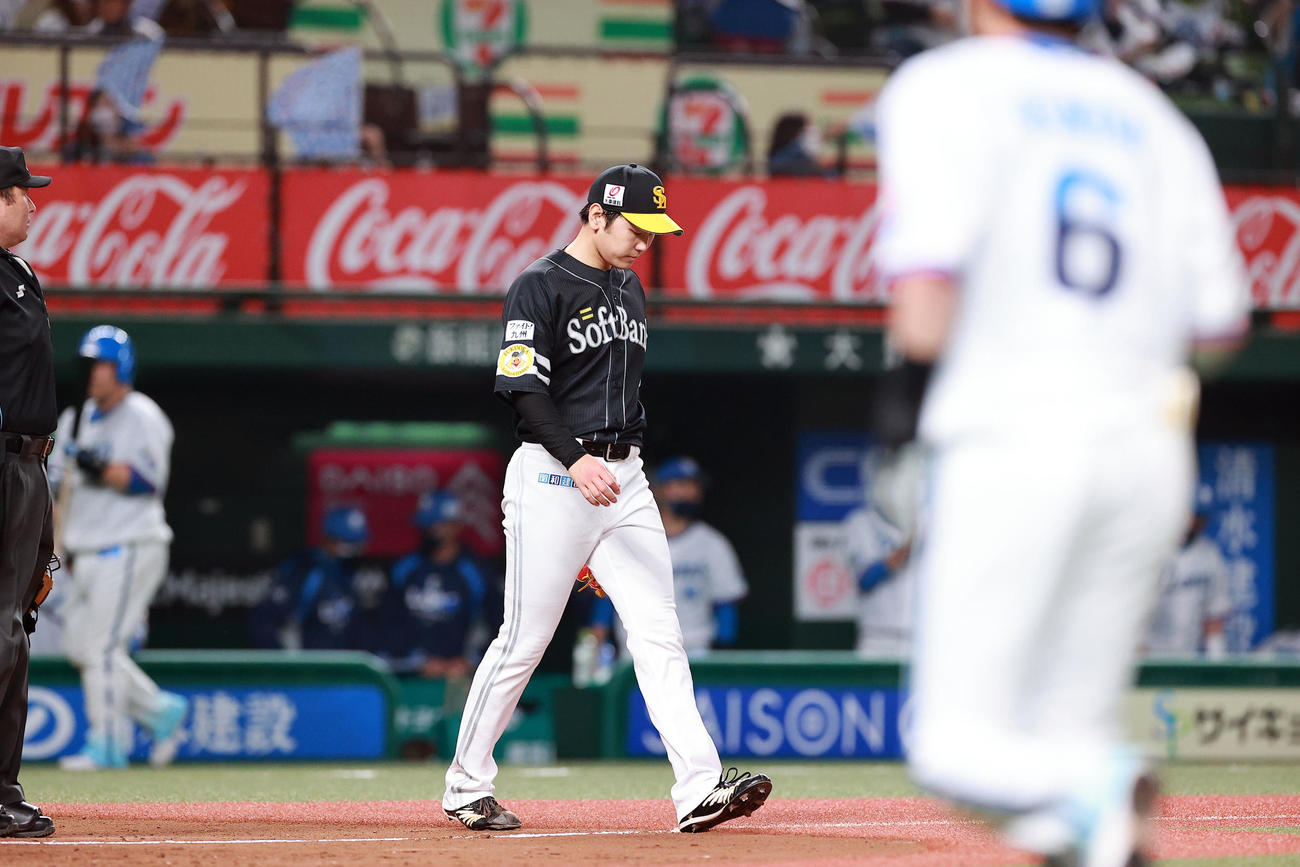 西武対ソフトバンク　5回裏西武1死一、三塁、源田（手前）に左犠飛を許してうつむく石川（撮影・浅見桂子）
