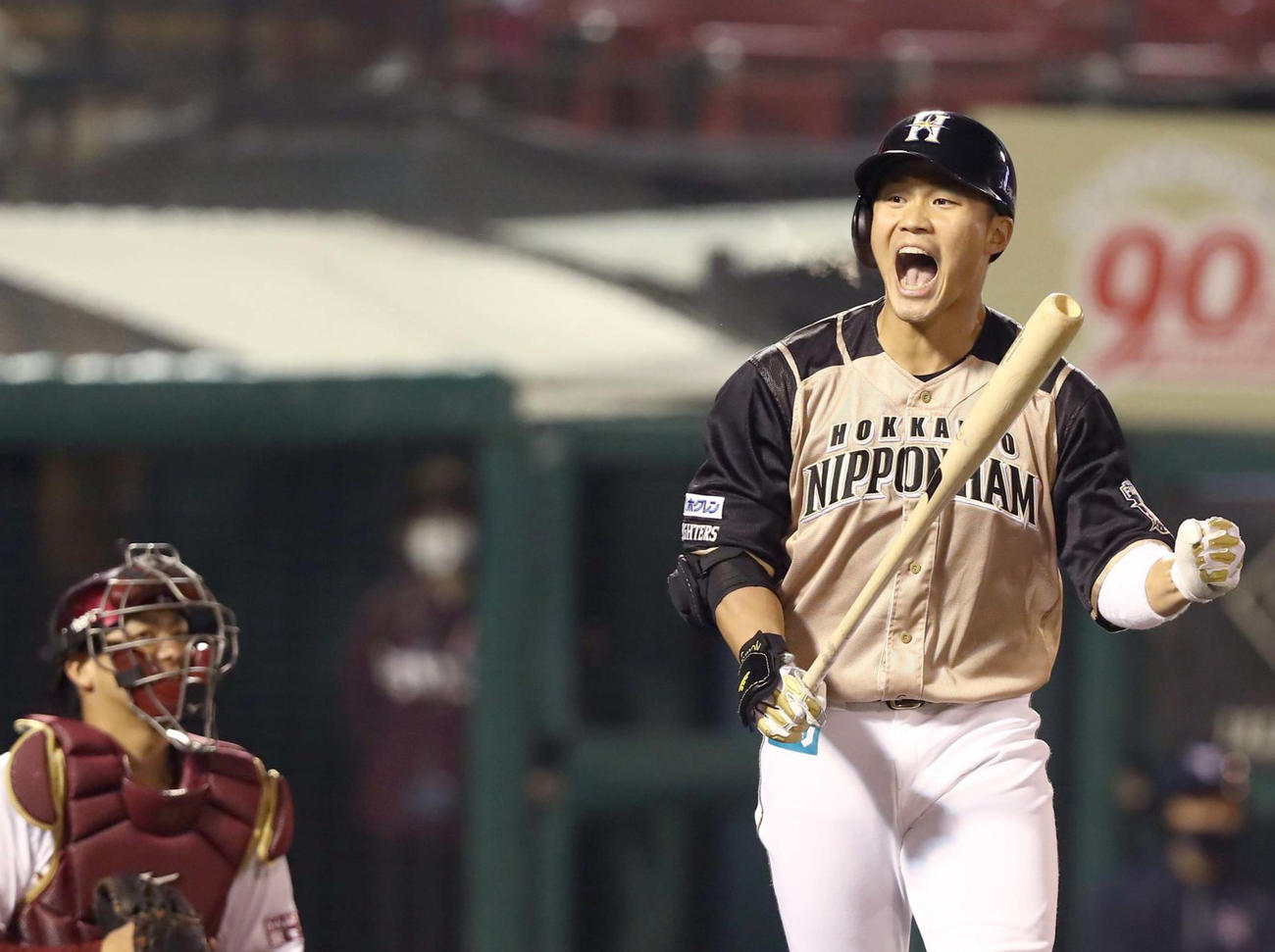楽天対日本ハム　8回表日本ハム2死満塁、押し出し四球を選び叫ぶ王柏融（撮影・黒川智章）
