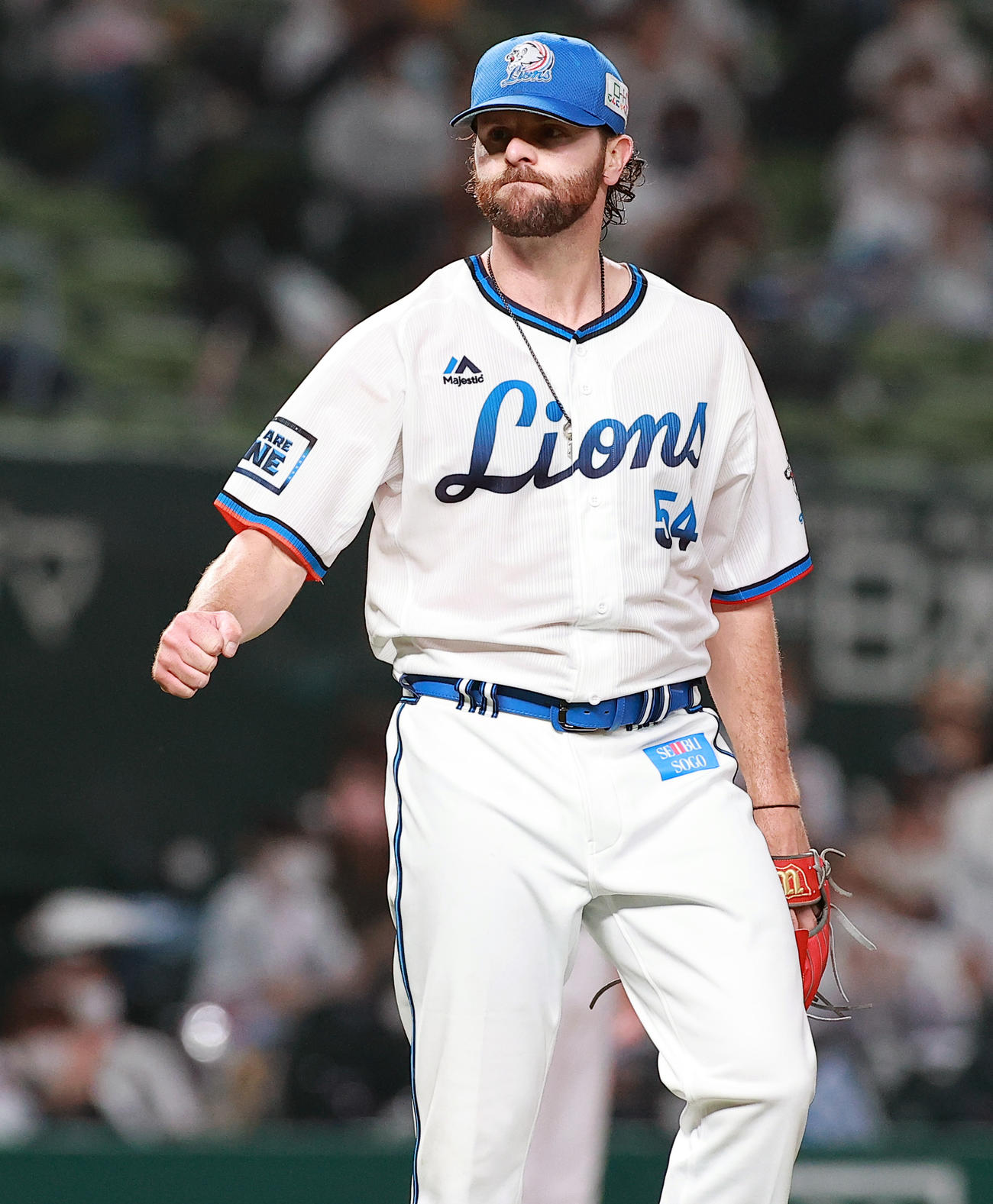 西武対ソフトバンク　5回表ソフトバンク1死死二塁、松田の三塁ゴロをスパンジェンバーグが一塁好送球し、ガッツポーズするニール（撮影・浅見桂子）
