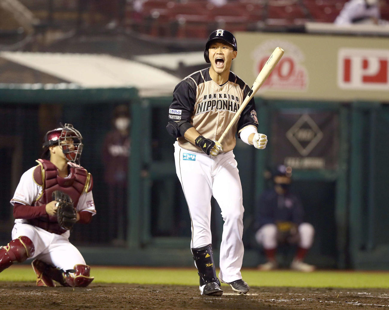 楽天対日本ハム　8回表日本ハム2死満塁、押し出し四球を選び叫ぶ王柏融（撮影・黒川智章）