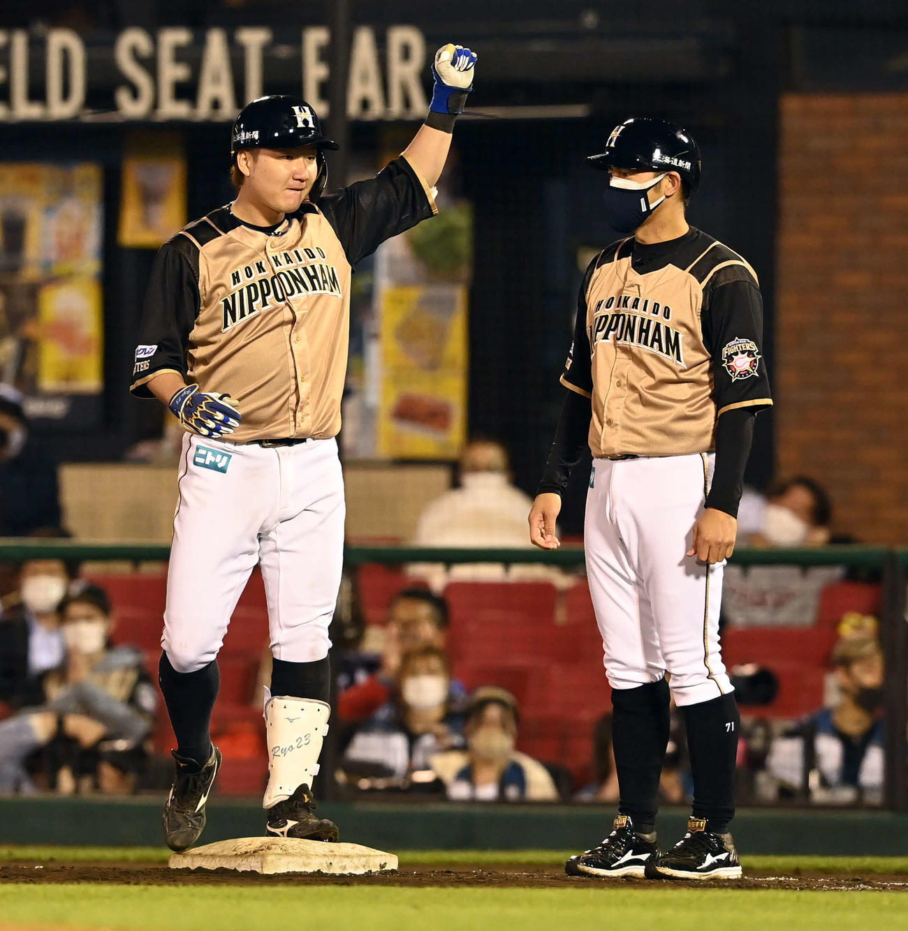楽天対日本ハム　8回表日本ハム2死満塁、中前に2点適時打を放ちガッツポーズする渡辺（撮影・たえ見朱実）