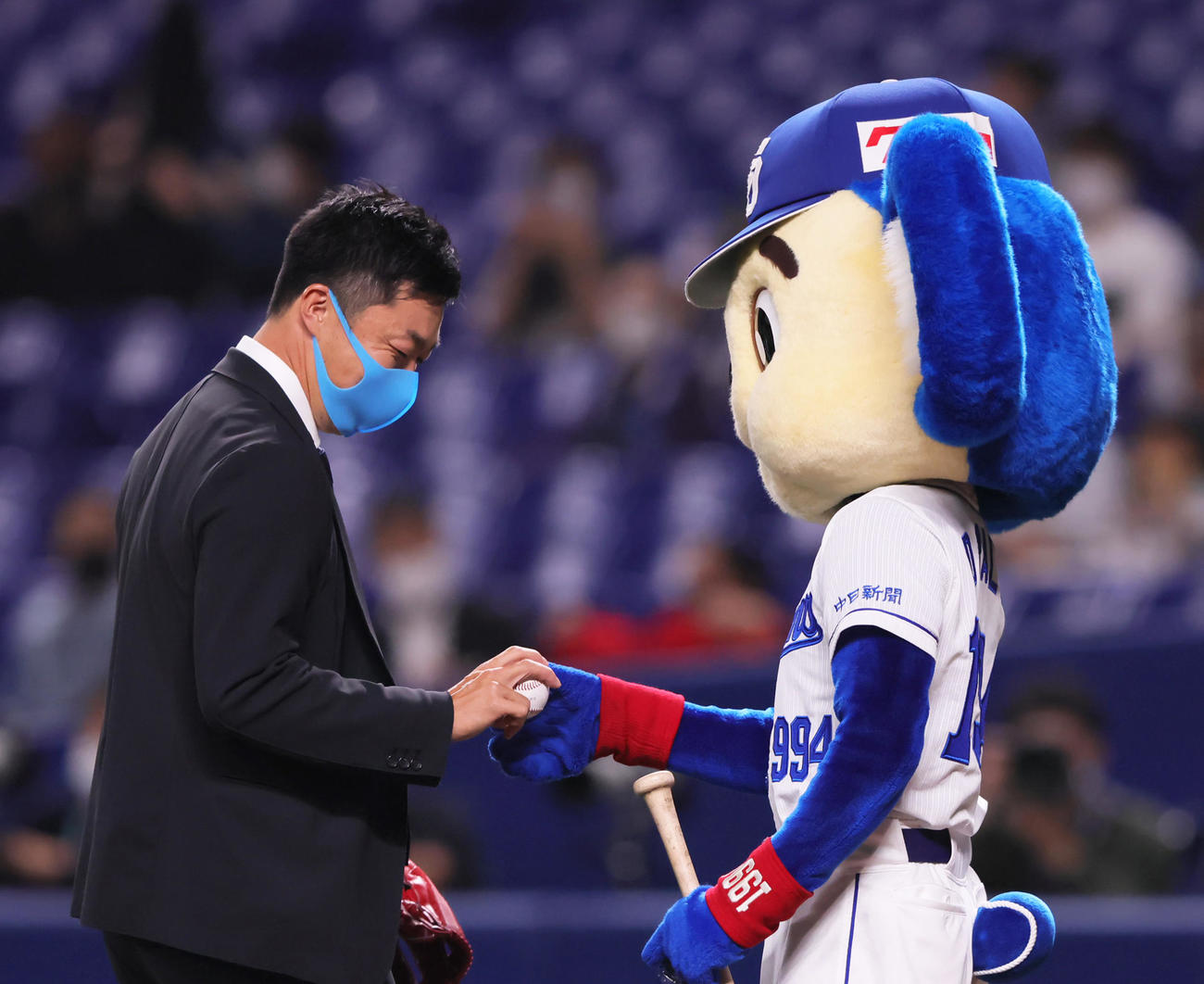中日対巨人　始球式を務めた吉見氏はドアラからボールを受け取る（撮影・足立雅史）