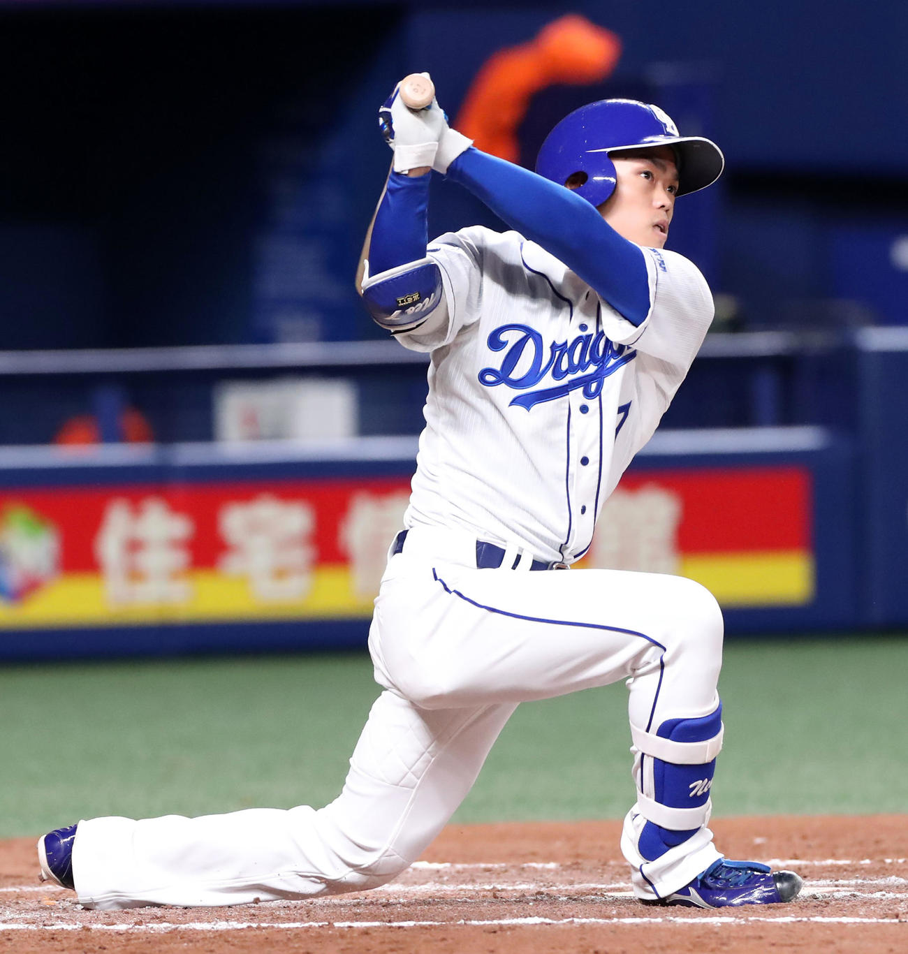 中日対巨人　7回裏中日1死、代打根尾は右線二塁打を放つ（撮影・加藤哉）