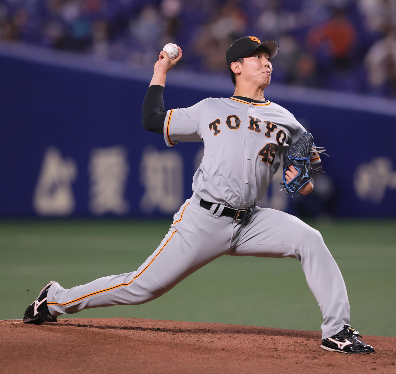 中日対巨人　巨人先発の畠（撮影・足立雅史）