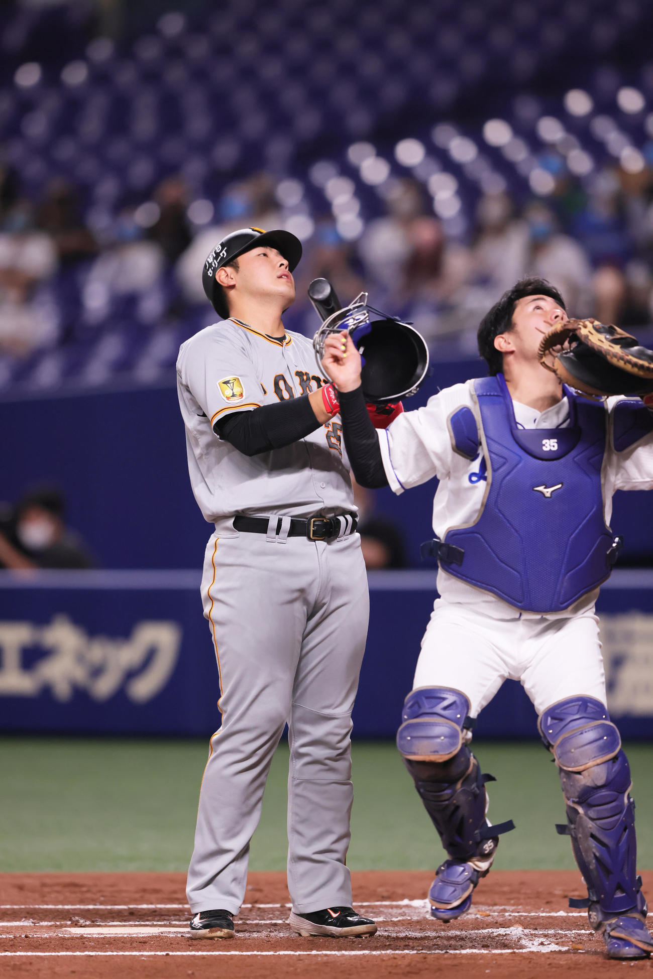 中日対巨人　2回表巨人無死、岡本和（左）は天井に当たる打球を放ちファウルとなる。捕手木下拓（撮影・足立雅史）