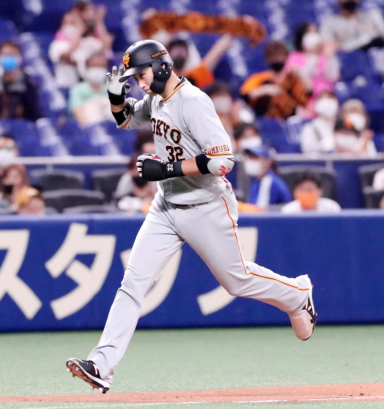 中日対巨人　5回表巨人2死、広岡は左越え本塁打を放ち三塁をまわる（撮影・加藤哉）