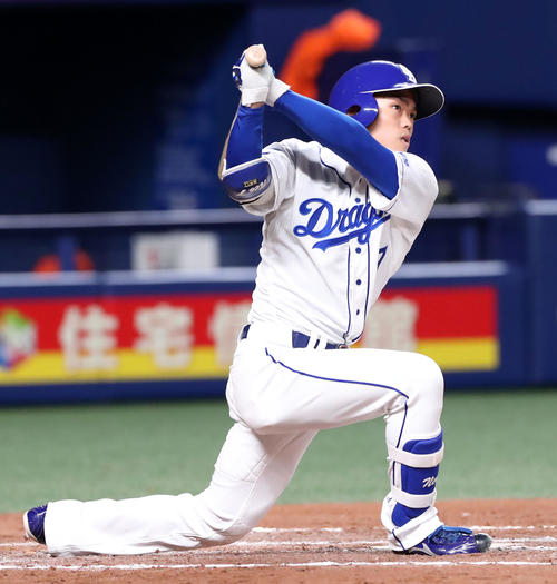 中日対巨人 7回裏中日1死、代打根尾は右線二塁打を放つ(撮影・加藤哉)