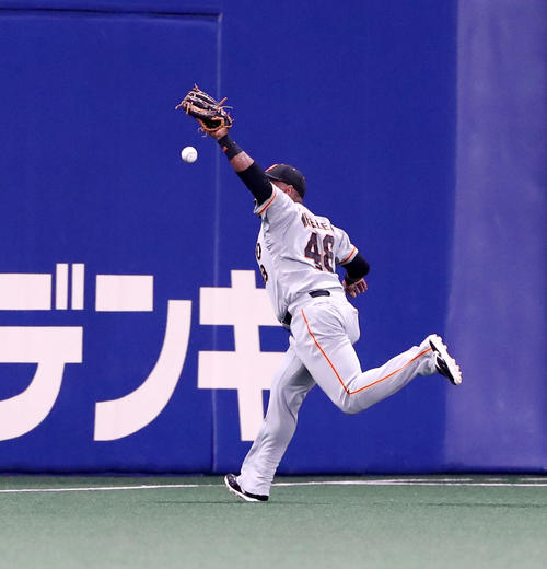 中日対巨人 7回裏中日1死二塁、ウィーラーは大島の飛球にグラブを出すが捕球できず適時三塁打となる(撮影・加藤哉)