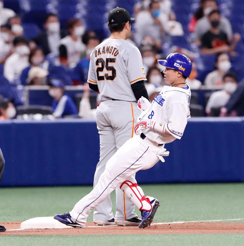 中日対巨人 7回裏中日1死二塁、大島は左越え適時三塁打を放つ(撮影・加藤哉)