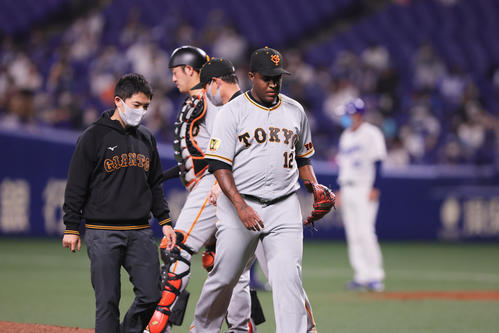 中日対巨人 9回途中降板する巨人デラロサ(撮影・足立雅史)