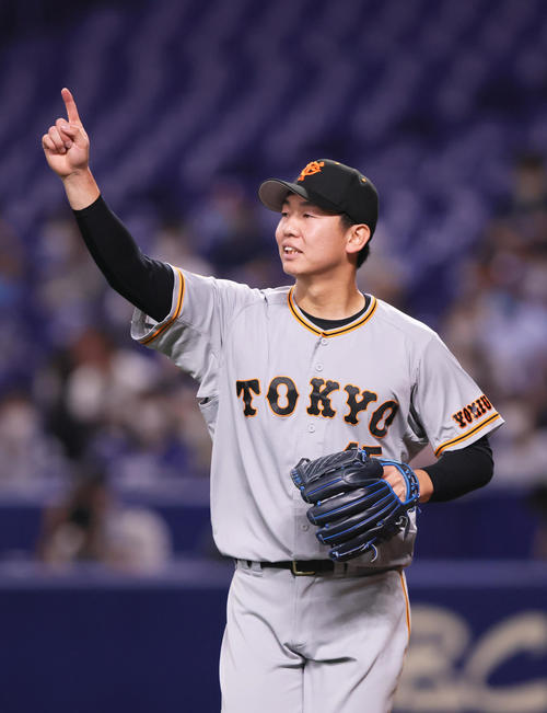 中日対巨人 2回裏中日1死一塁、阿部を遊併殺打に仕留めベンチに戻る畠(撮影・足立雅史)