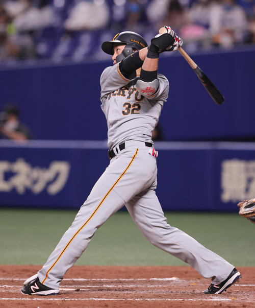 中日対巨人 5回表巨人2死、先制の本塁打を放つ広岡(撮影・足立雅史)