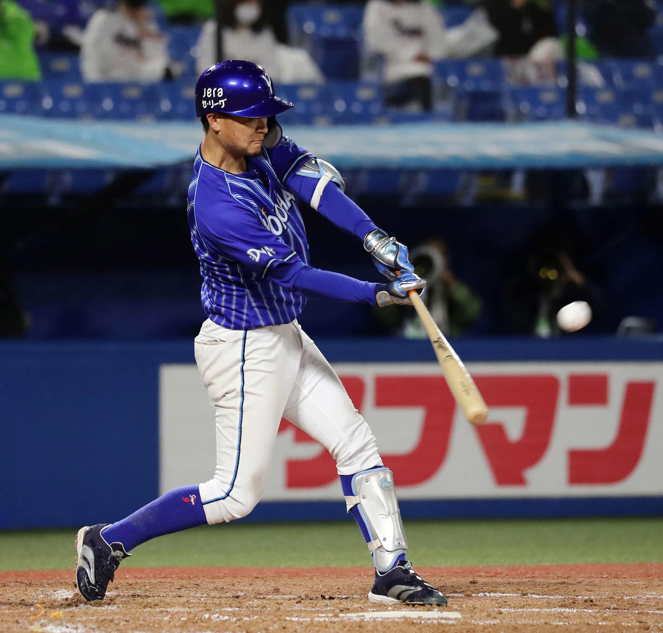 ヤクルト対DeNA 9回表DeNA2死一、二塁、大和は勝ち越しの2点適時二塁打を放つ（撮影・丹羽敏通）