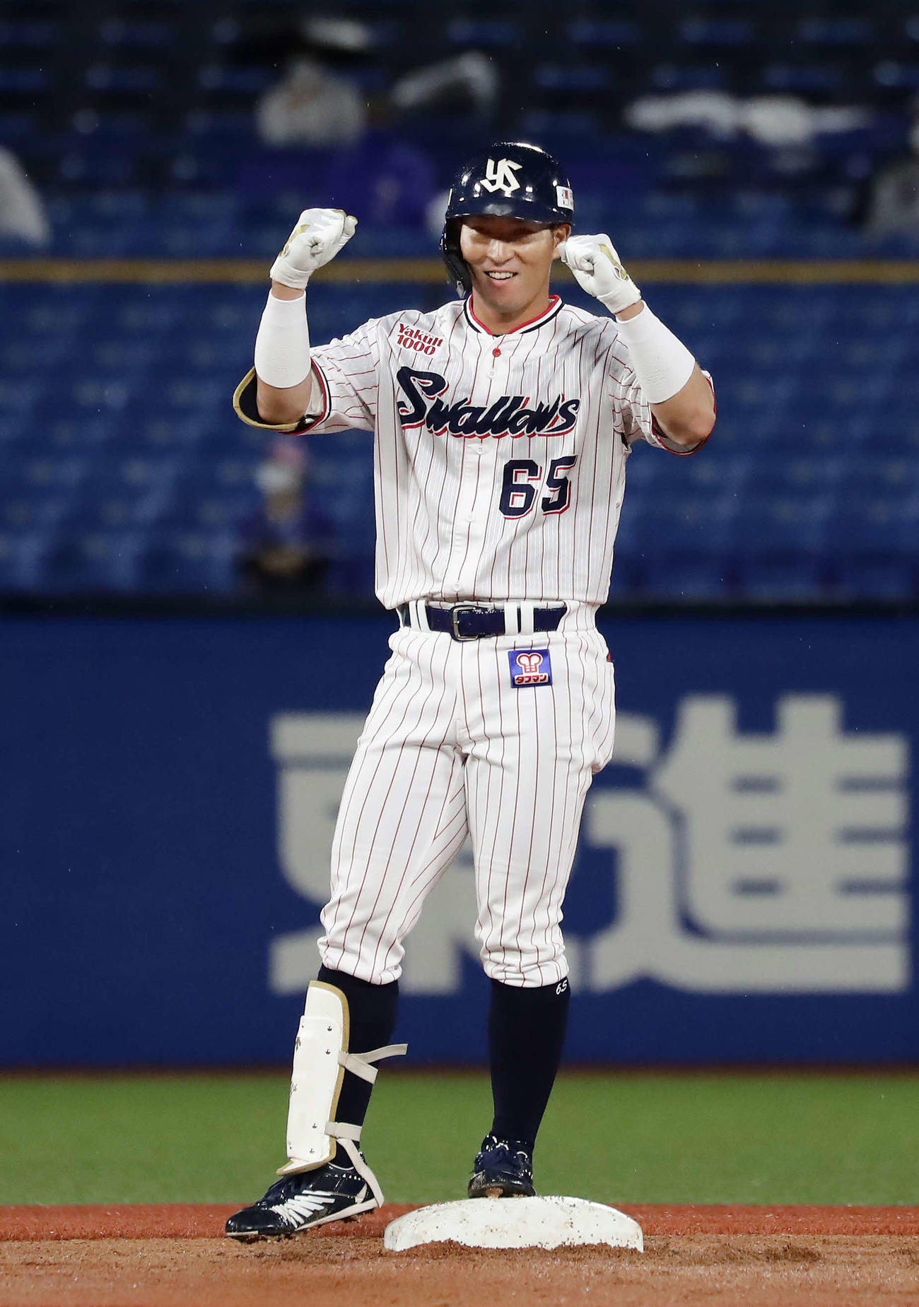 ヤクルト対DeNA 4回裏ヤクルト1死二塁、代打松本は適時二塁打を放って塁上でガッツポーズをみせる（撮影・丹羽敏通）
