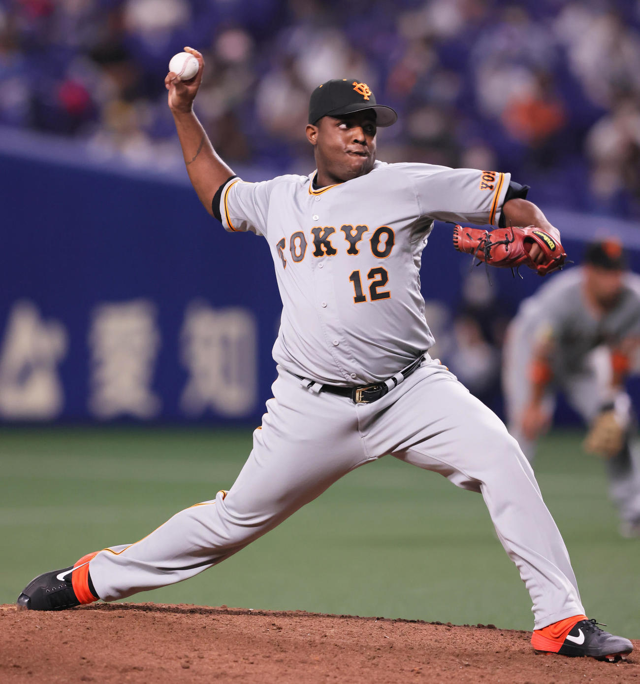 中日対巨人　9回から登板した巨人デラロサ（撮影・足立雅史）