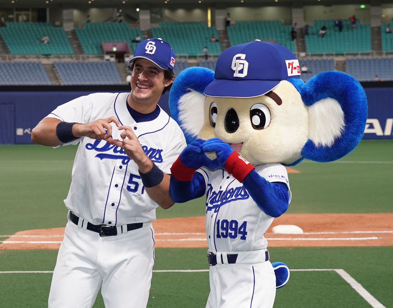 中日アリエル・マルティネス（左）とドアラ（2020年7月22日撮影）