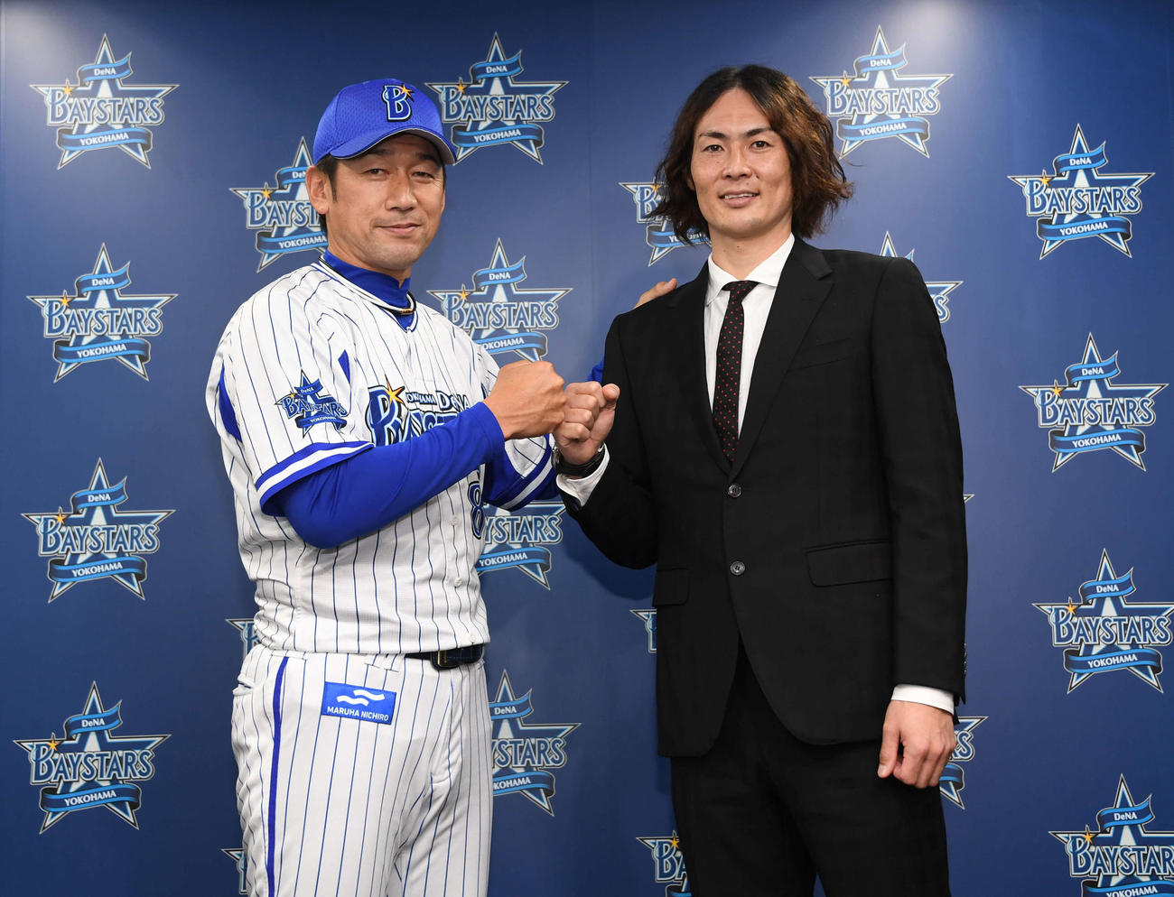 引退を発表した石川氏（右）はサプライズで登場したDeNA三浦監督とグータッチ（2021年3月21日・代表撮影）