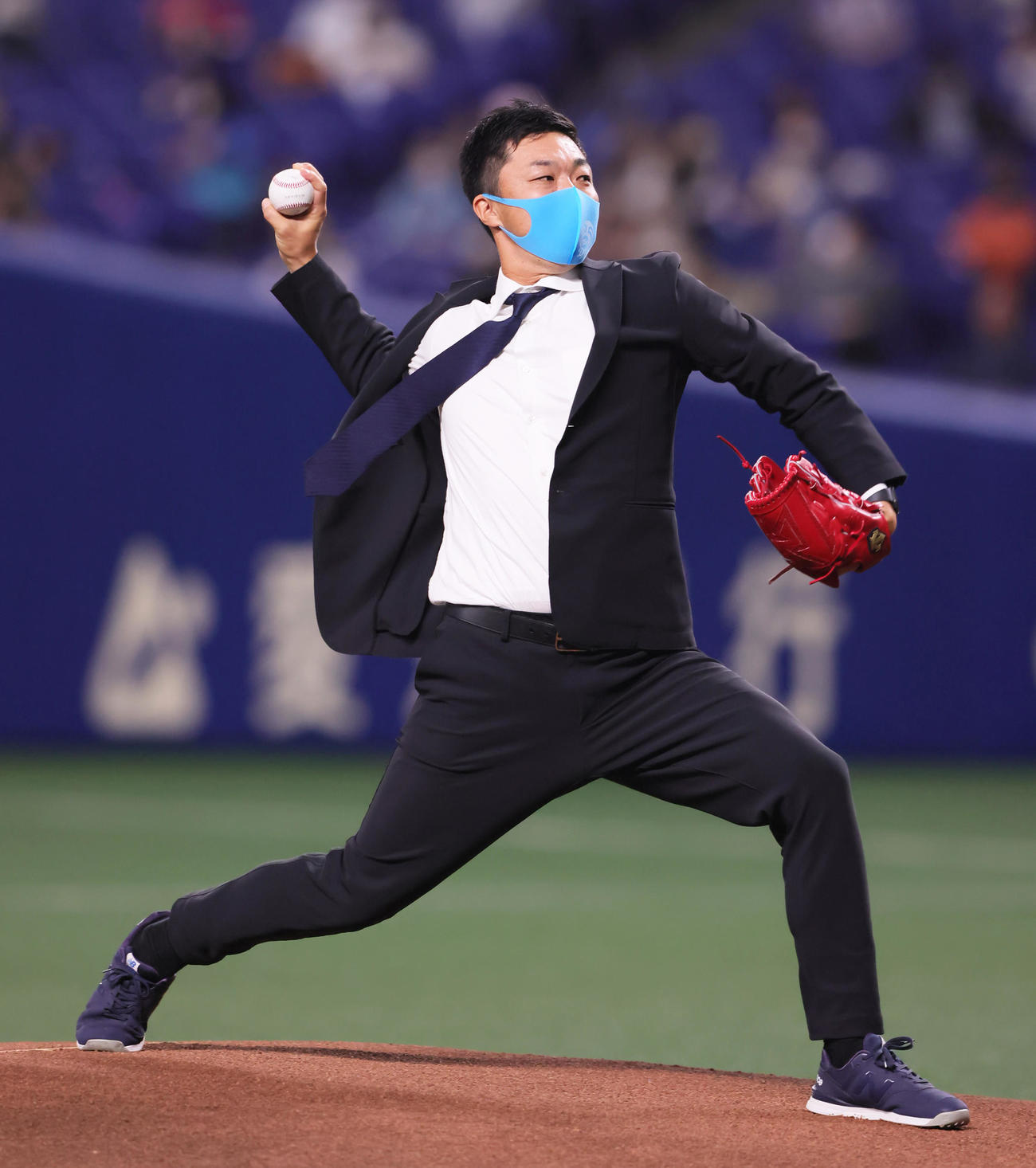 中日対巨人　始球式を務めた吉見氏（撮影・足立雅史）