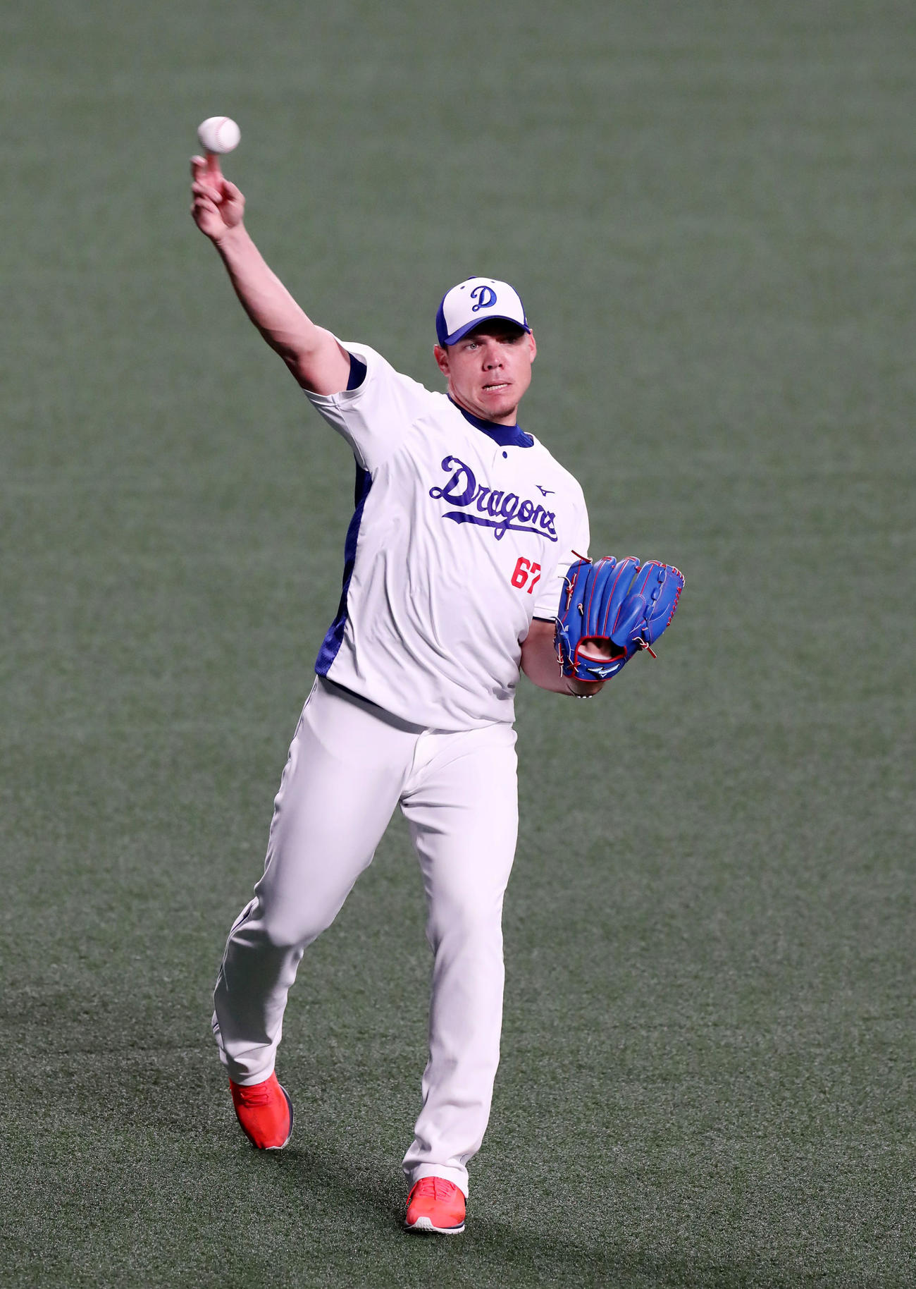 中日対巨人　練習でキャッチボールするロドリゲス（撮影・加藤哉）