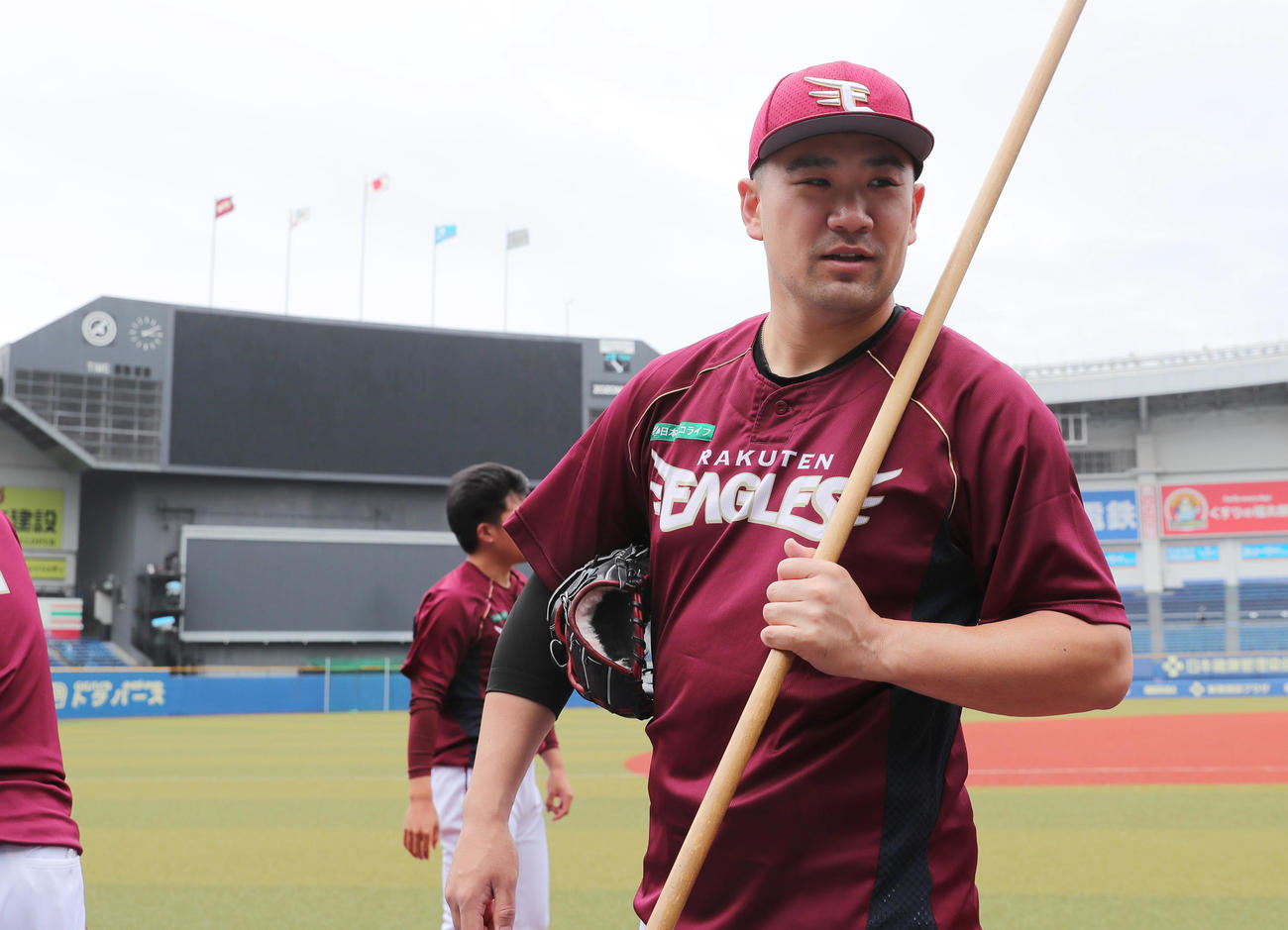 ロッテ対楽天　試合前、グラウンドに入りリラックスした表情の楽天田中将（撮影・垰建太）