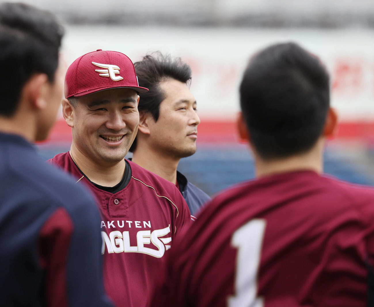 ロッテ対楽天　試合前、笑顔を見せる楽天田中将（中央左）。隣は涌井（撮影・垰建太）