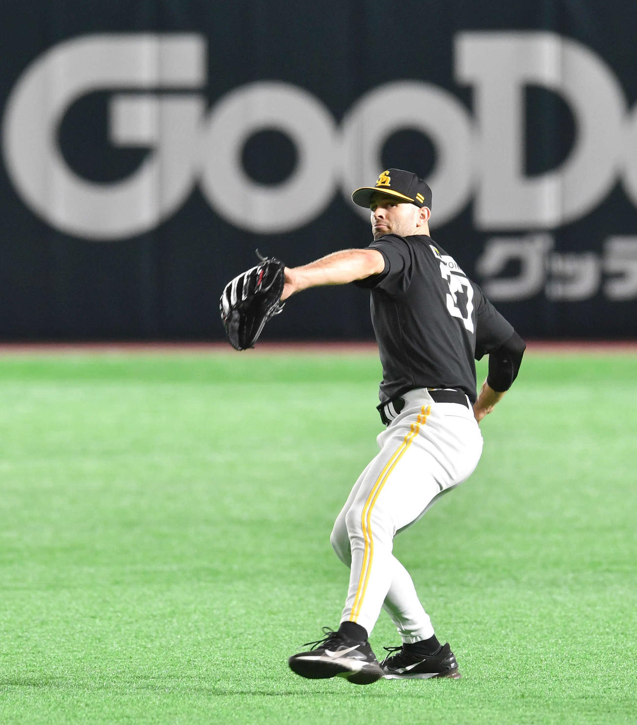 GOODの文字を背にキャッチボールを行うマルティネス（撮影・岩下翔太）