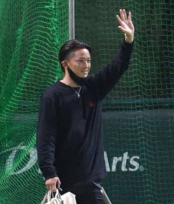 投手練習に顔を出した東浜（撮影・岩下翔太）