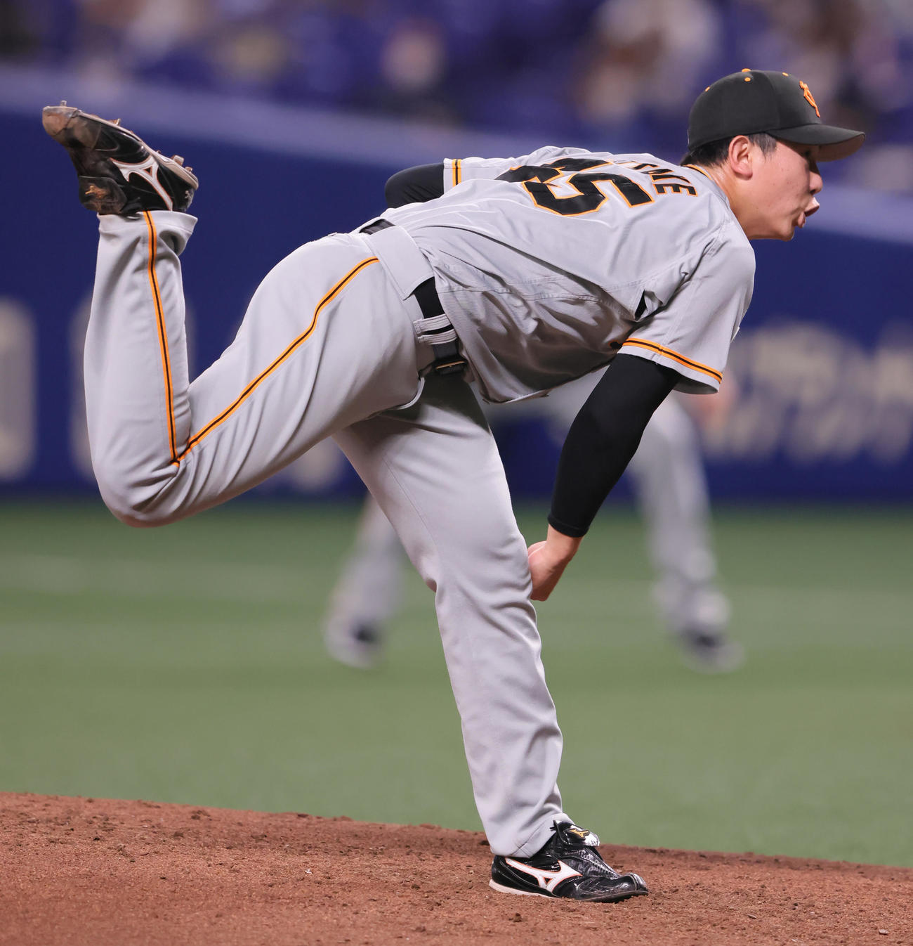 中日対巨人　巨人先発の畠（撮影・足立雅史）