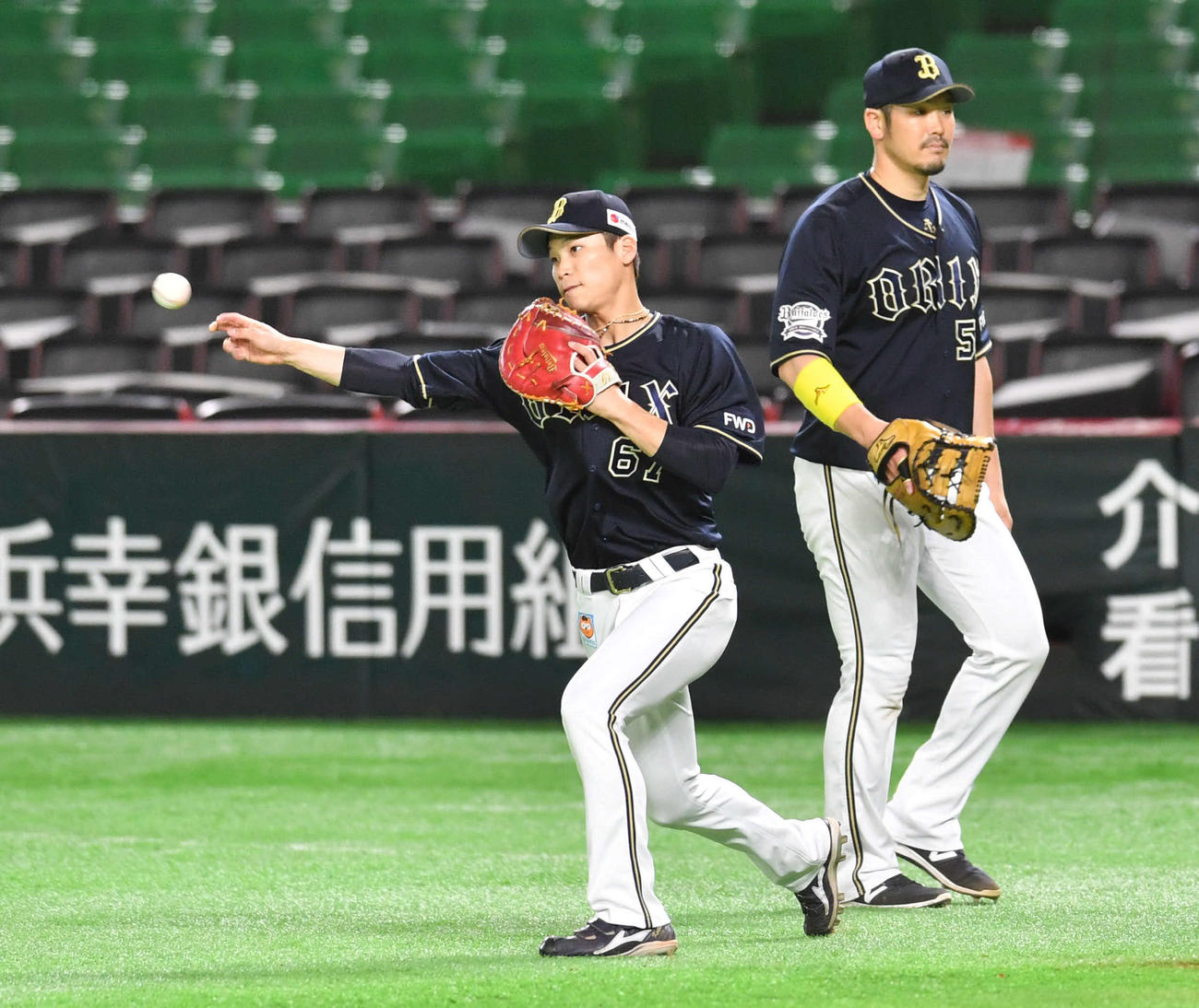 シートノックを受ける中川圭（左）、右はT－岡田（撮影・岩下翔太）