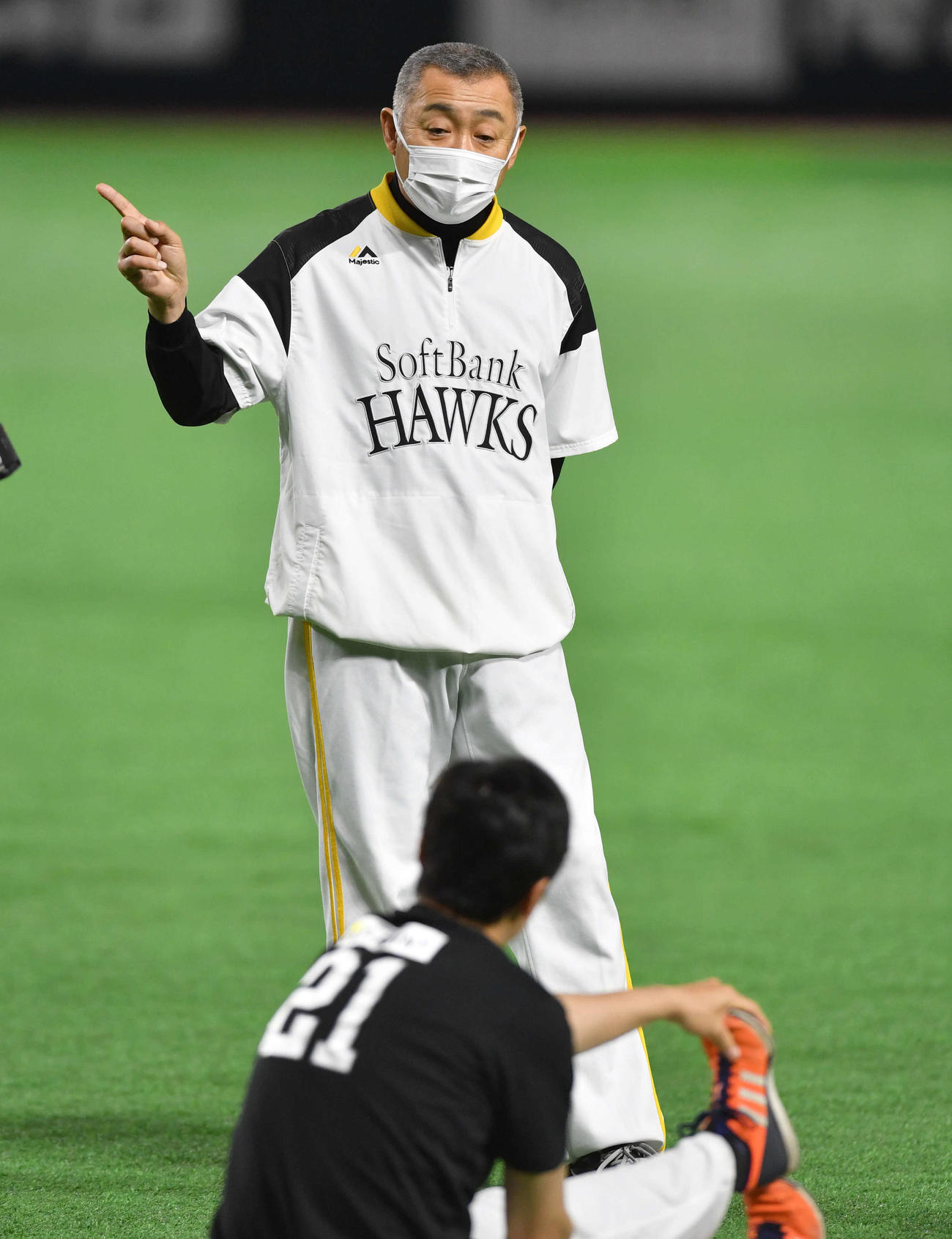 ストレッチ中の和田（手前）と話す森山コーチ（撮影・岩下翔太）