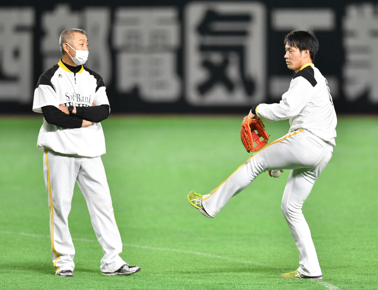 キャッチボールを行う武田（右）と話す森山コーチ（撮影・岩下翔太）