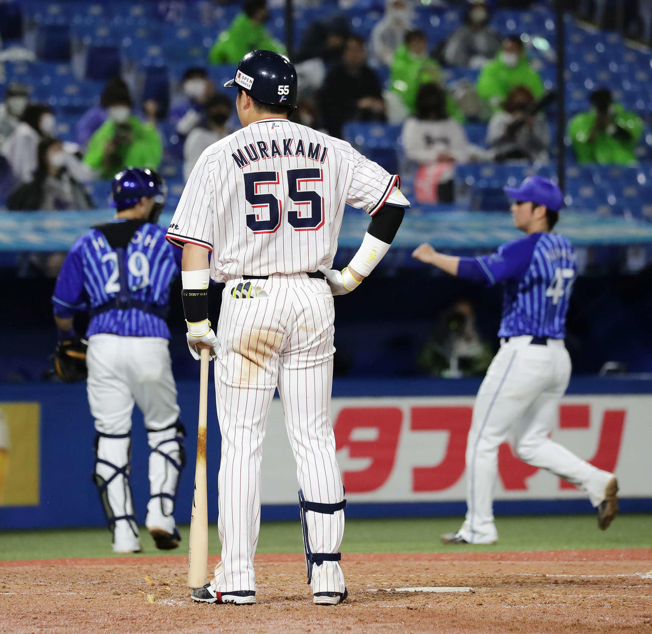 ヤクルト対DeNA 4回裏ヤクルト2死満塁、空振り三振に倒れた村上。奥は砂田、伊藤光のDeNAバッテリー（撮影・丹羽敏通）