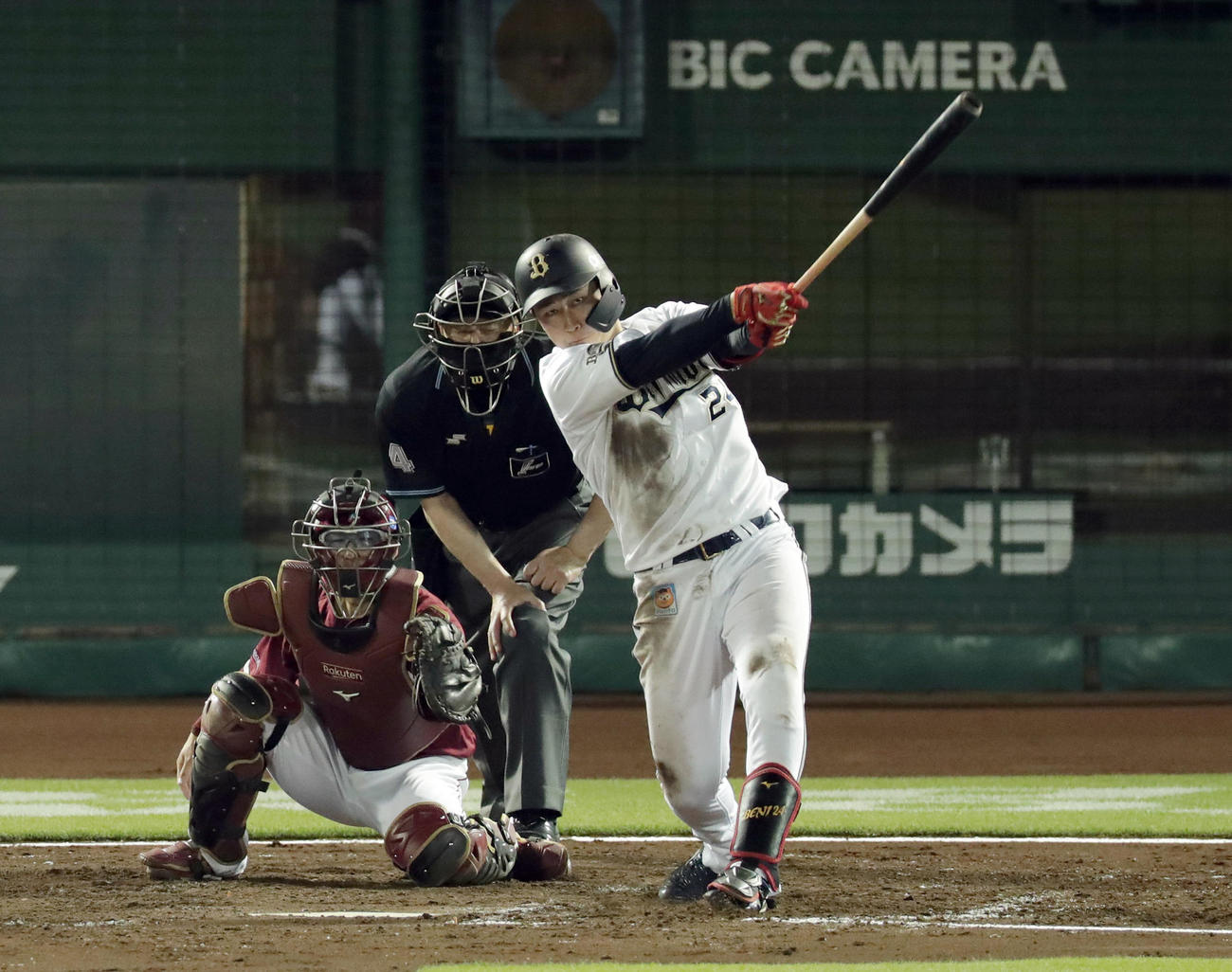 左越え3点本塁打を放つ紅林（2021年5月14日撮影）