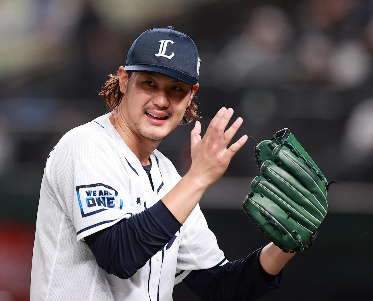 西武対日本ハム　3回表日本ハムの攻撃を抑えた高橋は笑顔でグラブで拍手する（撮影・浅見桂子）