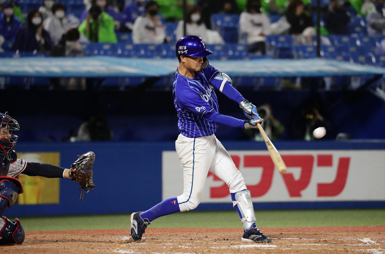 ヤクルト対DeNA 9回表DeNA2死一、二塁、大和はセンターへ勝ち越しの2点適時二塁打を放つ（撮影・丹羽敏通）