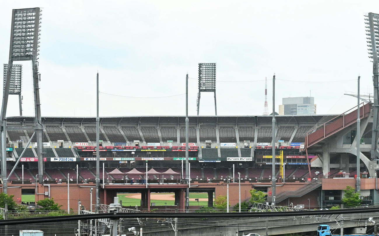 新幹線車窓から見るマツダスタジアム（撮影・上田博志）