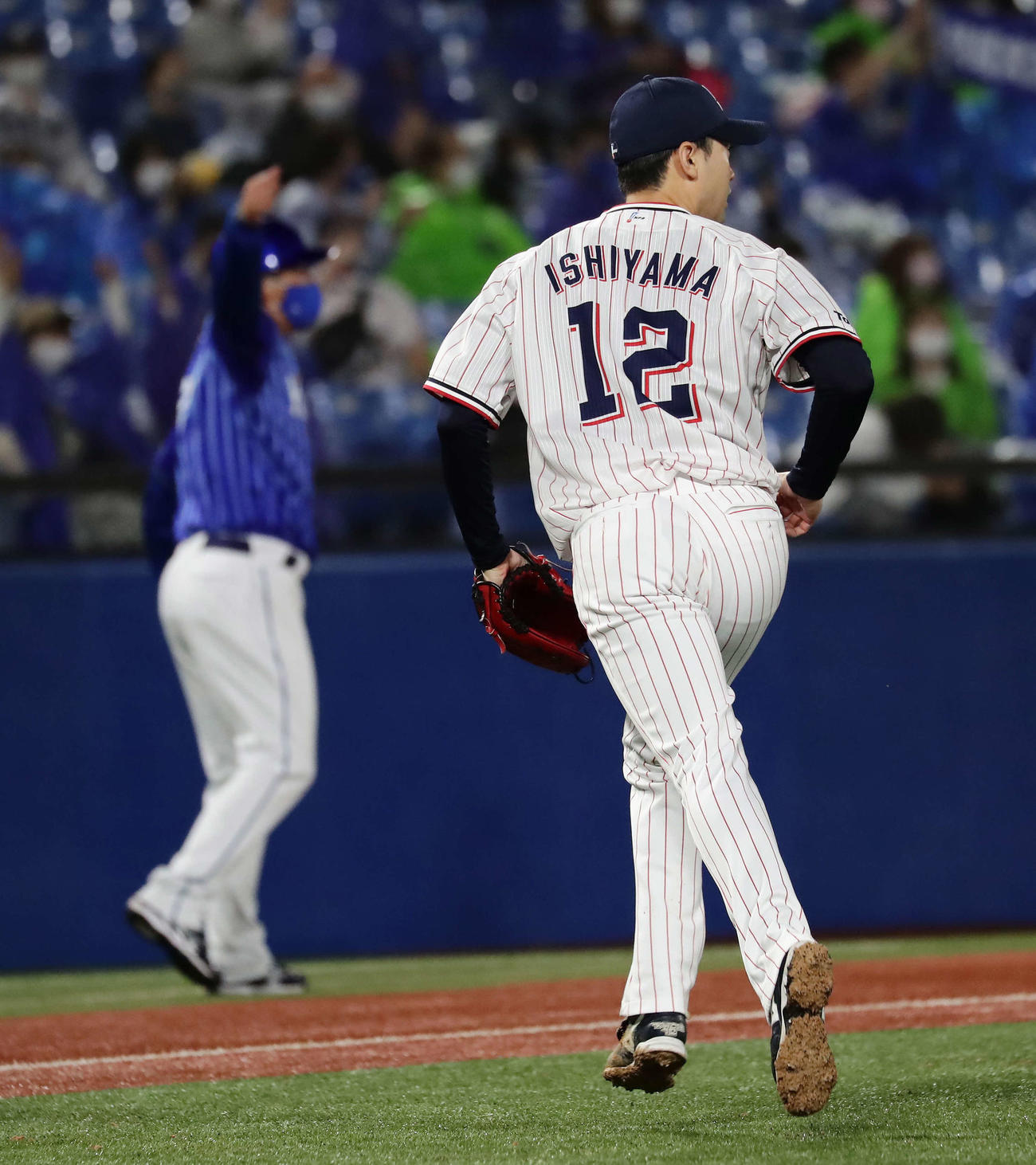 ヤクルト対DeNA 9回表DeNA2死一、二塁、大和に勝ち越しの2点適時二塁打を打たれてベースカバーに走る石山（撮影・丹羽敏通）