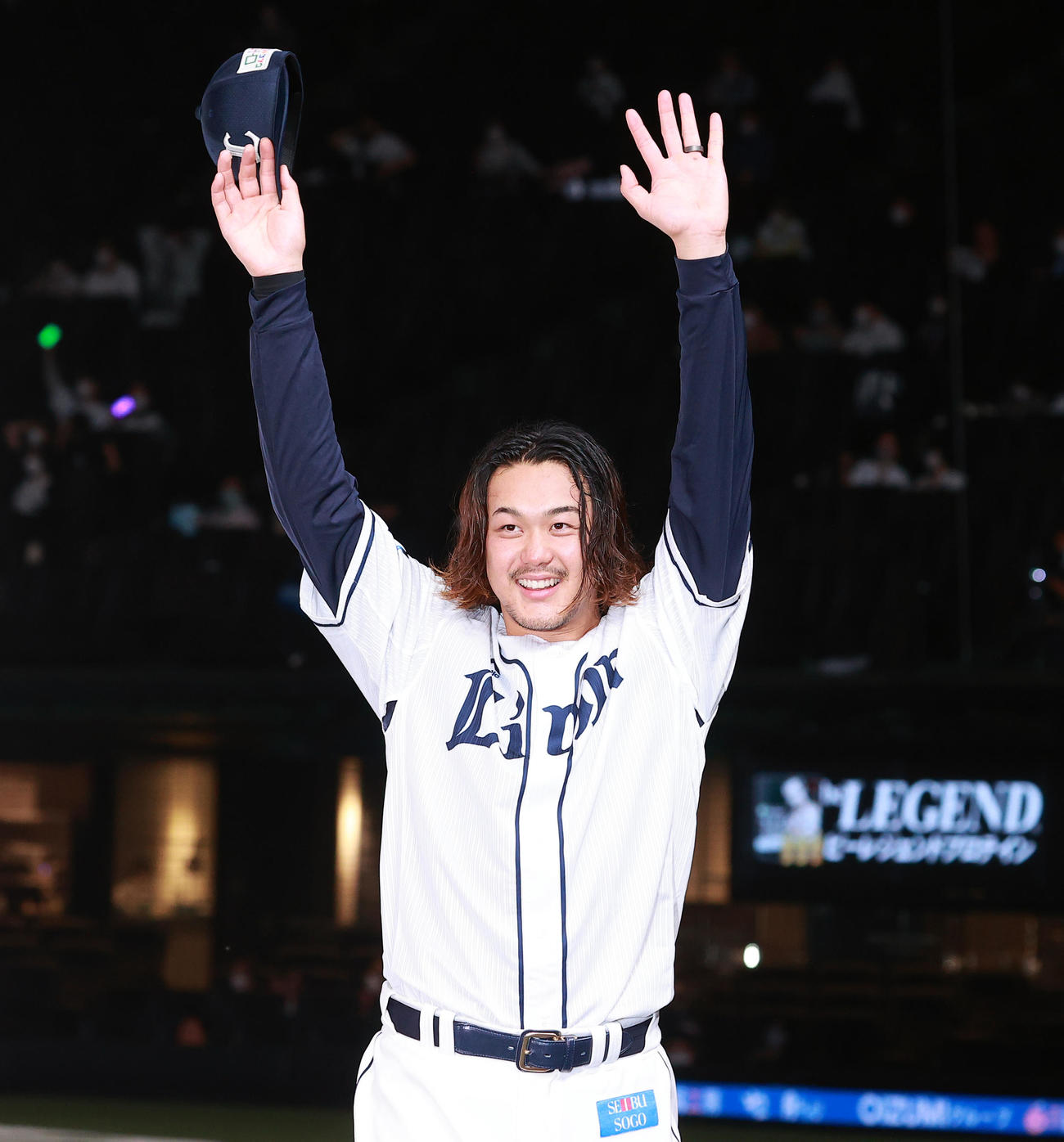 西武対日本ハム　5勝目を挙げた西武高橋はスタンドに笑顔でバンザイ（撮影・浅見桂子）